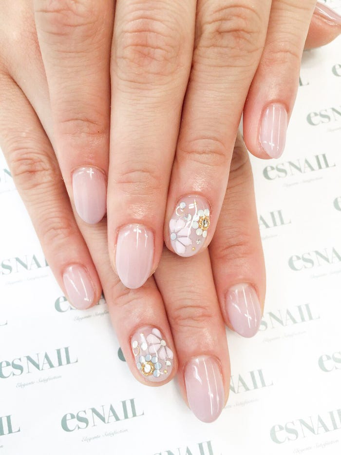 カラフルなストーンでお花をデザイン/画像提供:esNAIL