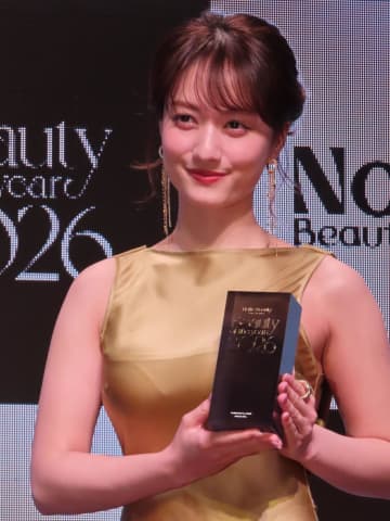 谷まりあ ボディーライン際立つゴールドドレスで登場「マスクをしても気付かれる」目の強さがチャームポイント