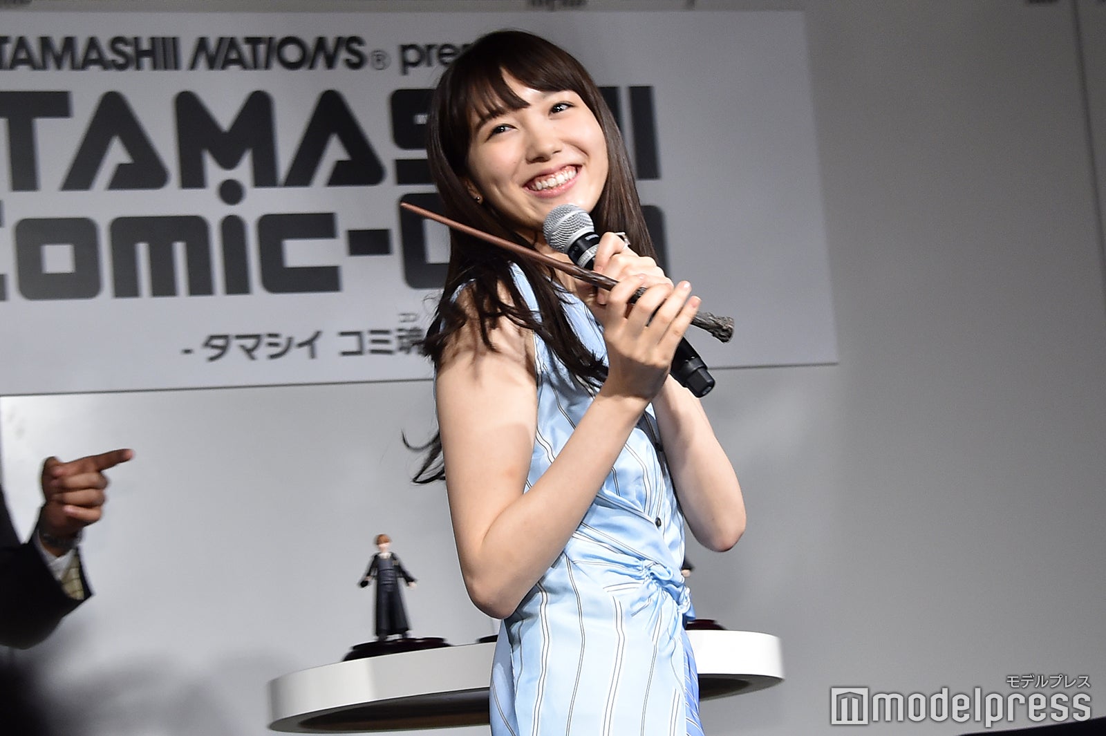 飯豊まりえ“可愛さ”が爆発　照れながら魔法を使ってしまう