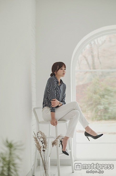 膨張しがちな白パンツも黒小物で引き締め！／画像提供：「ENVY LOOK」