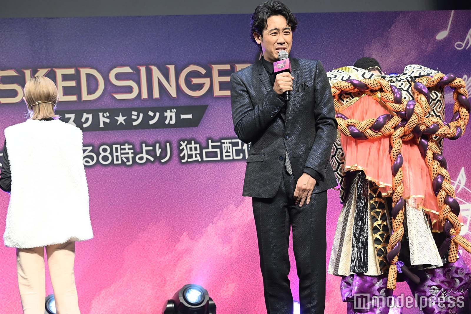 サプライズゲスト登場で緊張を見せる大泉洋 （C）モデルプレス