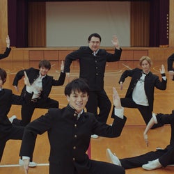 Travis Japan、圧巻のフォーメーションダンス披露 “シンデレラおじさん”小手伸也と初共演