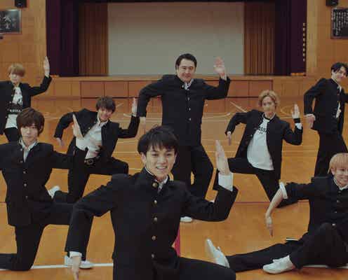 Travis Japan、圧巻のフォーメーションダンス披露 “シンデレラおじさん”小手伸也と初共演