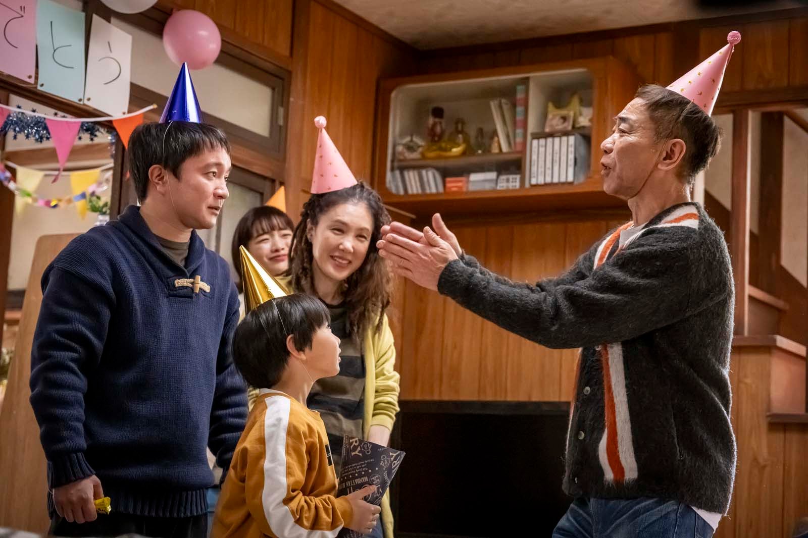 （左から）濱田岳、見上愛、石塚陸翔、筒井真理子、木梨憲武「春になったら」第6話より（C）カンテレ