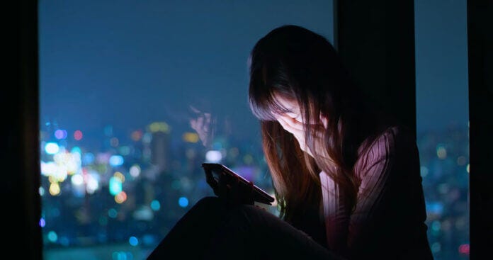 LINEと電話で即バレ!隠せない既婚者の行動パターン