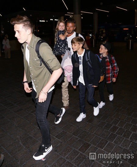 ブルックリン君は長男らしく先頭。x17online.com／Zeta Image