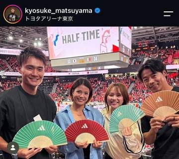 「私服姿の奥様も美しい」国際結婚から1年、五輪金メダリストがポーランド元代表美人妻とバスケ代表戦観戦 黒シースルーのシックな装いで肩を寄せ合う
