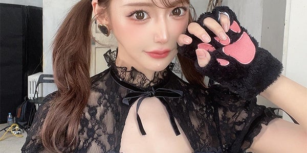 明日花キララ“美谷間チラリ”黒猫コスプレ姿が話題「可愛すぎ」「似合っ