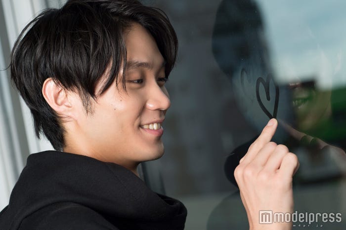 磯村さんの提案で窓にハートを描いてくれました(C)モデルプレス