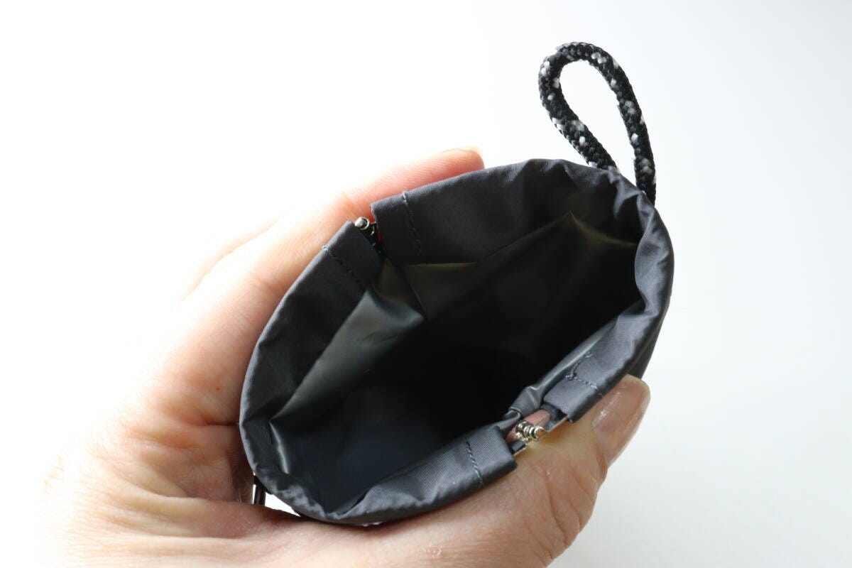 ダイソー ポケットティッシュも入るユーティリティバネ口ポーチ ダイソーのポケットティッシュも入るユーティリティバネ口ポーチの中身