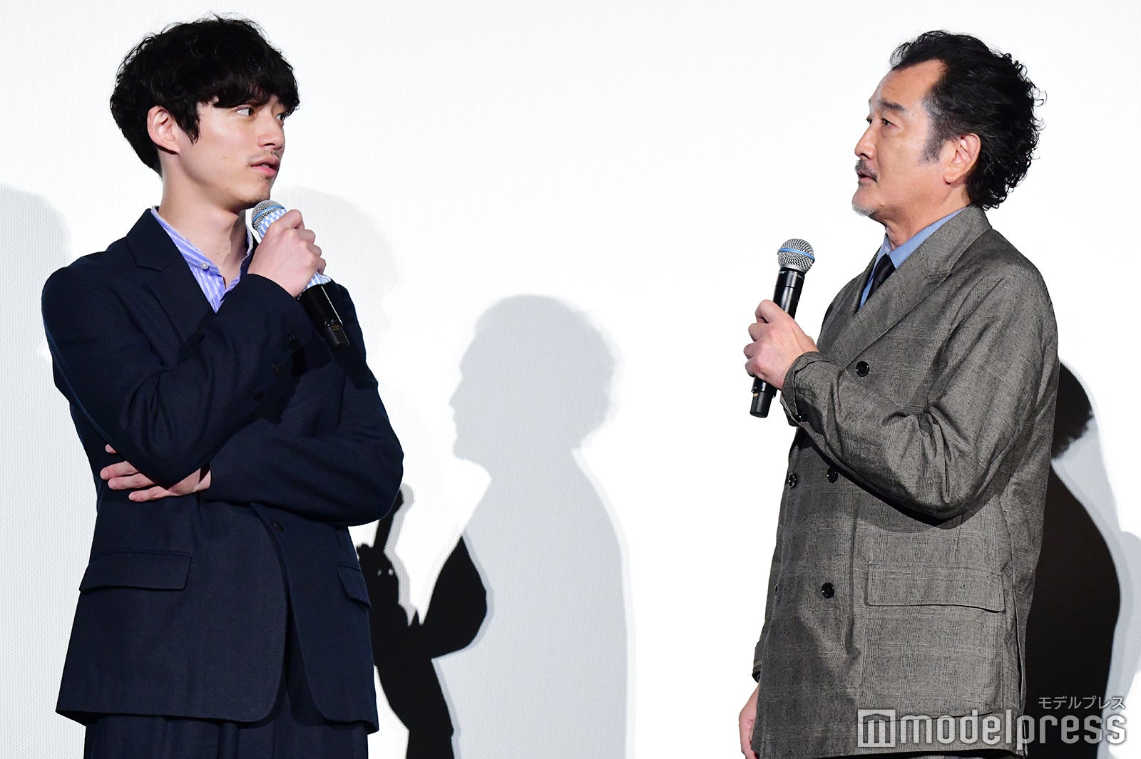 坂口健太郎、吉田鋼太郎 （C）モデルプレス