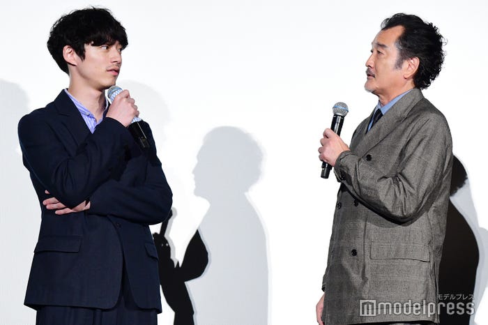 坂口健太郎、吉田鋼太郎 (C)モデルプレス