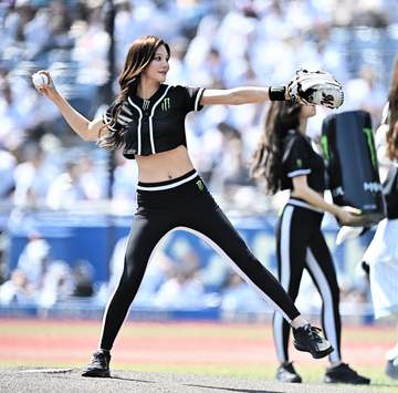 「めっちゃスタイルいい」ZOZOマリン降臨の美女に騒然 セパレート衣装ですらりお腹覗かせ可憐投球「ナイスピッチング」