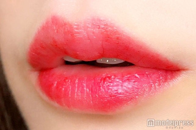 【PONY EFFECT】「フェイバリット フルイド ティント “FATAL ALLURE”」使用／写真：Risa（C）モデルプレス