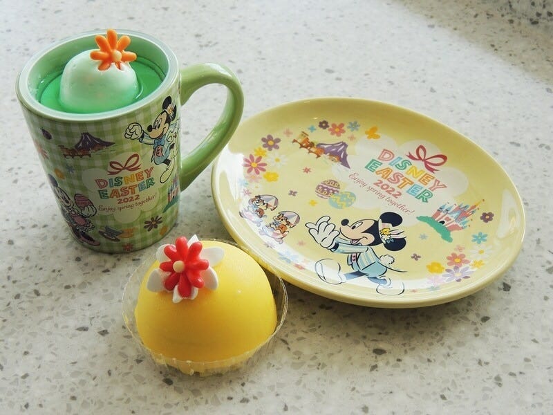 左がレアチーズムース&オレンジゼリー スーベニアカップ付き900円、右がレモン&ハニームースケーキ スーベニアプレート付き900円。いずれも「スウィートハート・カフェ」にて販売