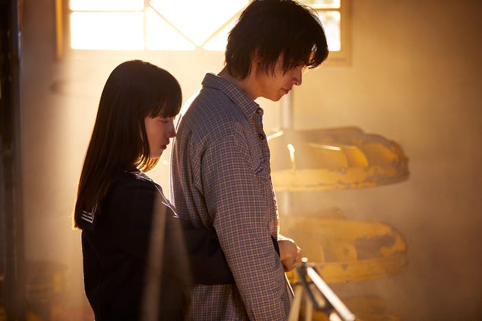 清原果耶、山崎賢人(C)2021「夏への扉」製作委員会