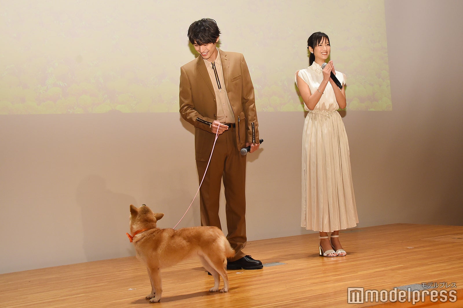 “シロ”を連れて登場した福士蒼汰、菜々緒 （C）モデルプレス