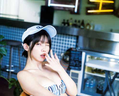 えなこ、チューブトップ水着で色白バスト際立つ