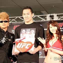 (左から)綾小路翔、岡見勇信選手、原幹恵