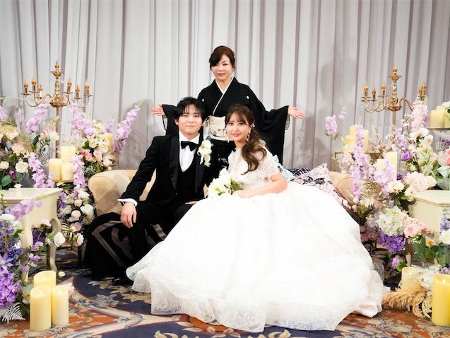 ハイヒール・モモコ、長男の披露宴に出席し家族3ショット「新郎の母としてデビューしました」