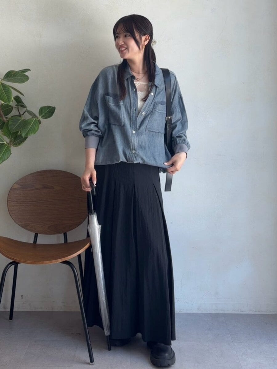 2026夏大人女性おすすめデニムシャツ黒スカートコーデ
