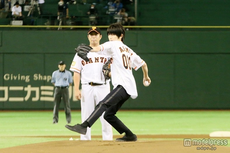 本郷奏多、自身初の始球式　会場から歓声