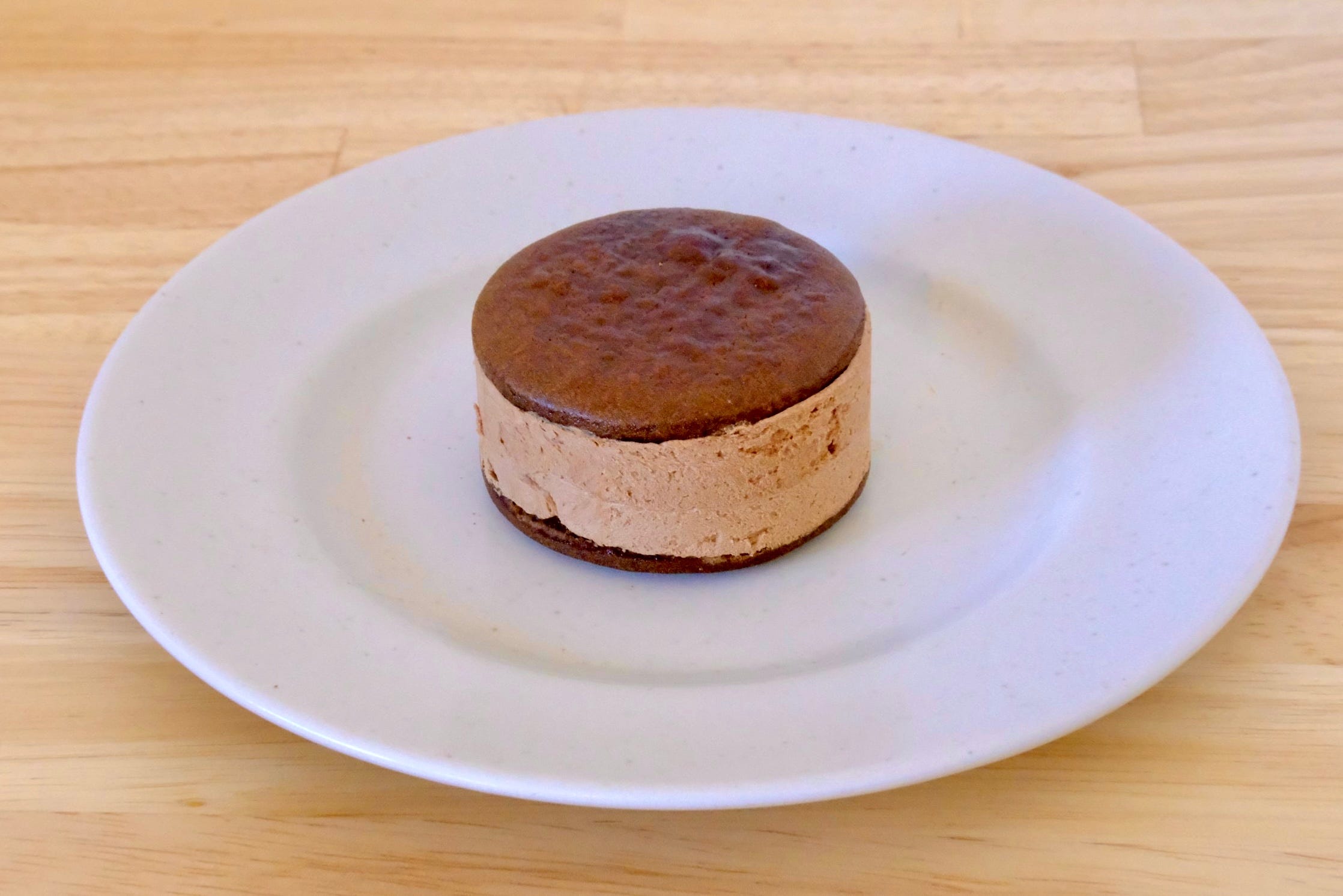 ファミリーマート　バタービスケットサンド　ショコラ