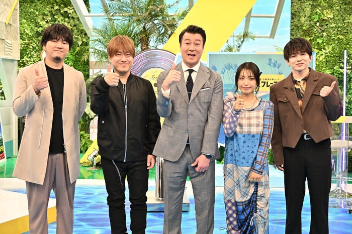 (左から)秦基博、小渕健太郎、加藤浩次、miwa、花村想太(C)TBS