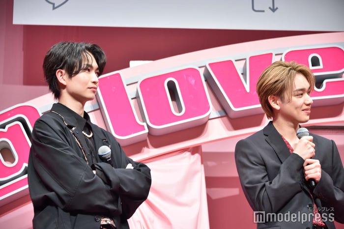 原菜乃華の胸キュンシチュエーションを見守る綱啓永、宮世琉弥(C)モデルプレス