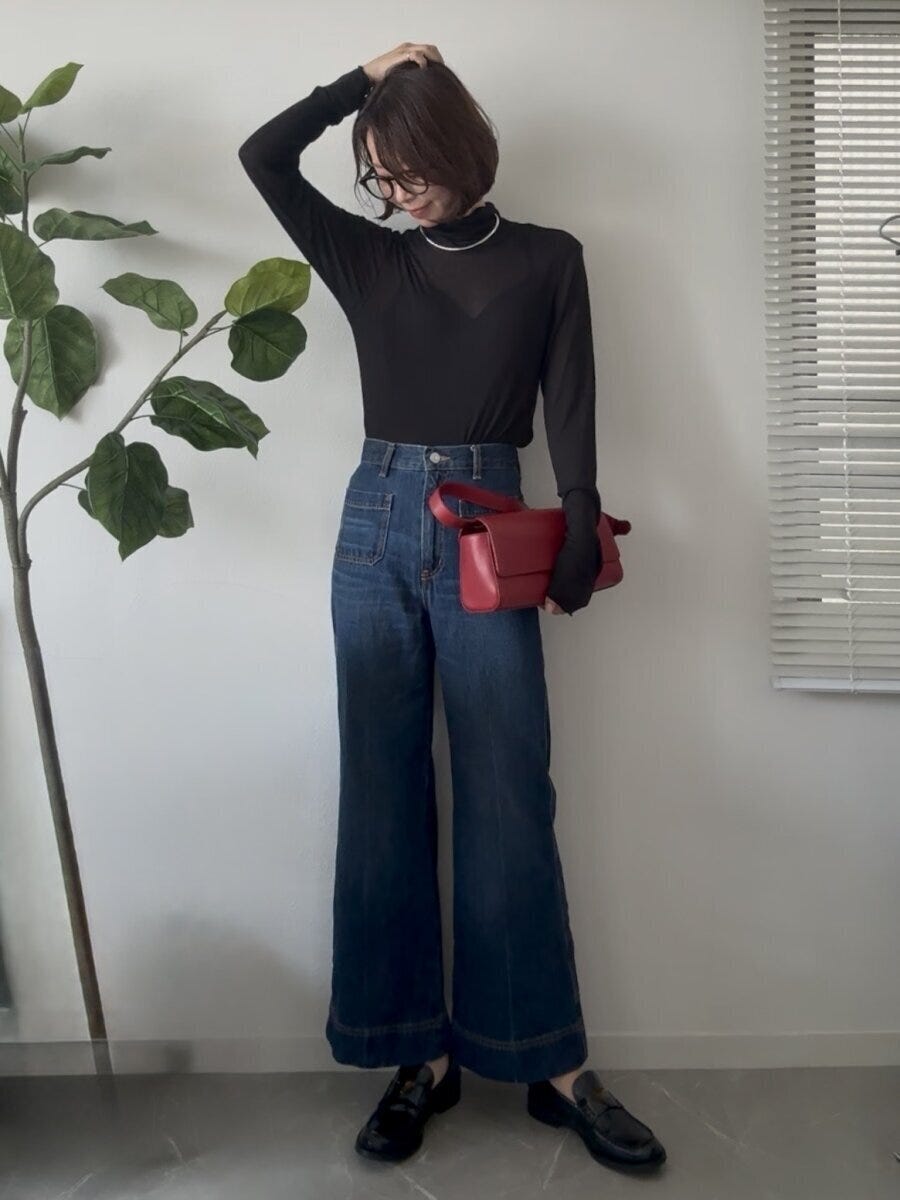 黒タートルネックTとワイドデニムを合わせたシンプルコーデ 黒タートルネックTとワイドデニムを合わせたシンプルコーデ