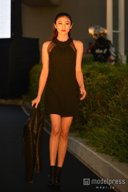 山田優、黒ミニドレス☓赤リップでクールビューティ全開　大人の色気に観客もうっとり＜写真特集＞