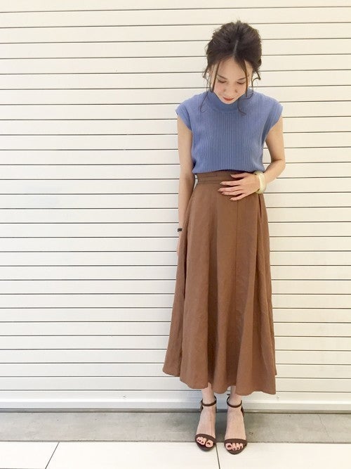 ブラウンのフレアスカートにブルーノースリトップスのコーデ