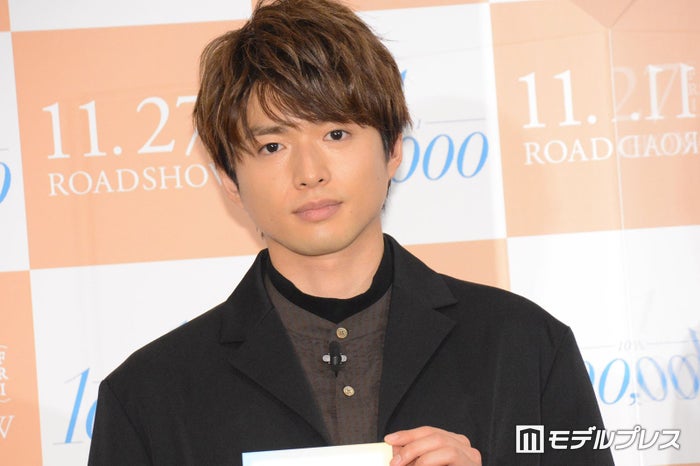 白洲迅、甥っ子2人抱きかかえた密着ショット公開「どことなく似てる」「羨ましい」の声