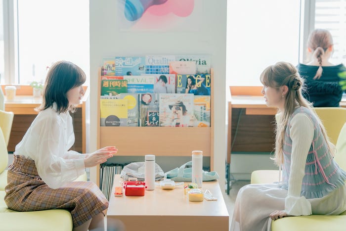 優希美青、加藤史帆(C)「彩香ちゃんは弘子先輩に恋してる 2nd Stage」製作委員会・MBS/第4話より