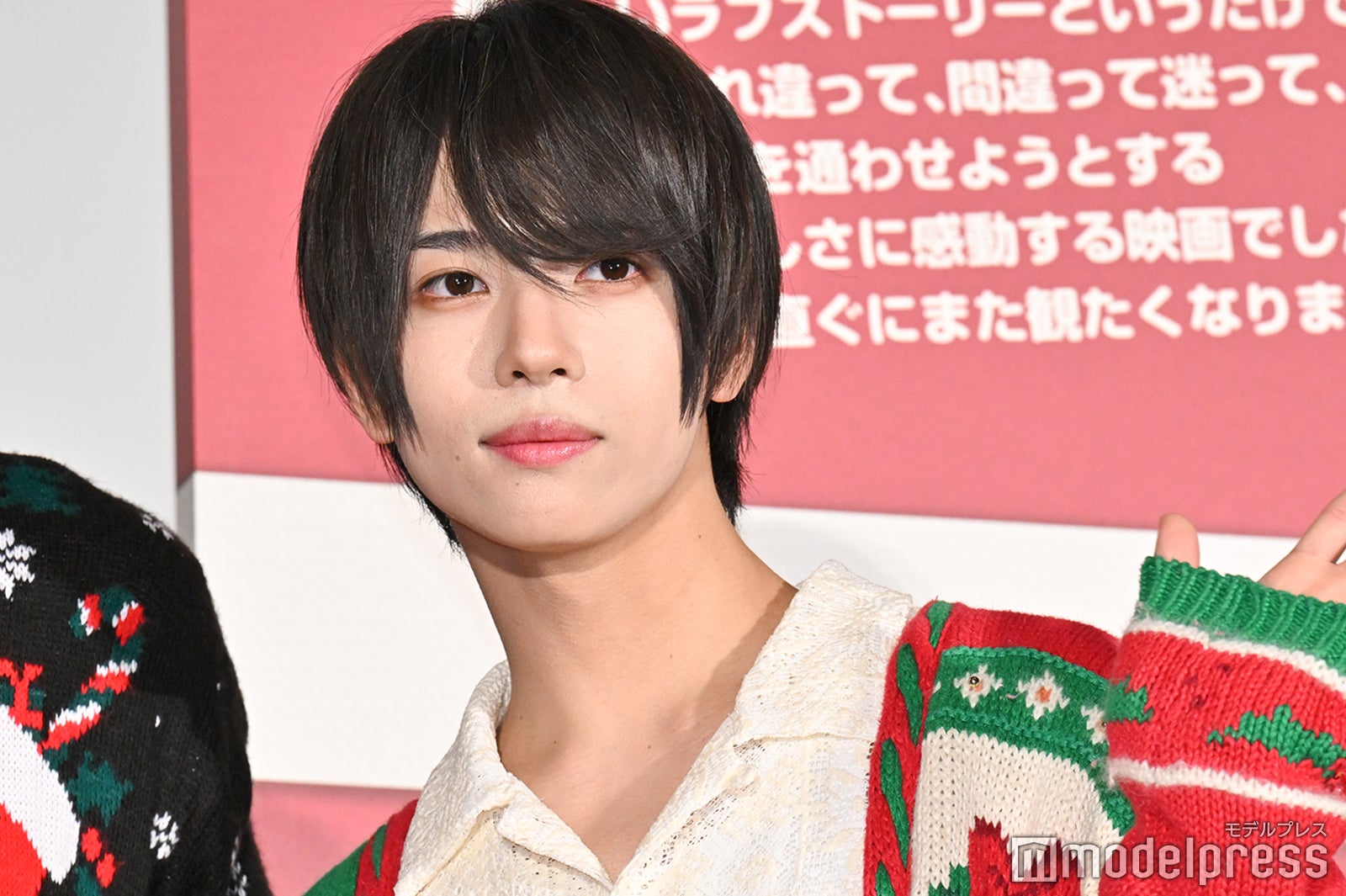 クリスマスコーデの織山尚大（C）モデルプレス