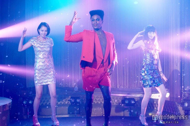 左から岸本セシル、ジョンテ・モーニング、小松菜奈