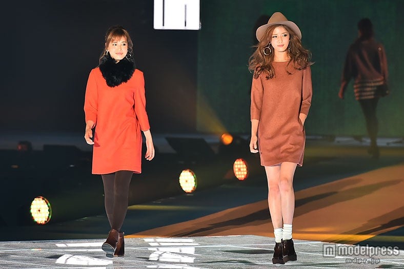 （左より）藤井夏恋、藤井萩花／「GirlsAward 2015 A／W」より