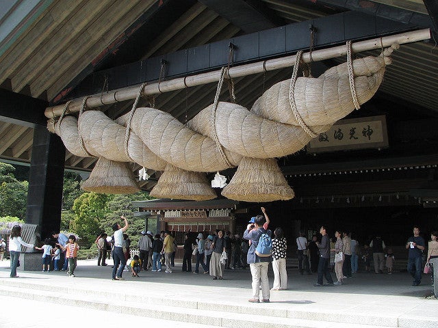 出雲大社／Giant decorative rope by pelican