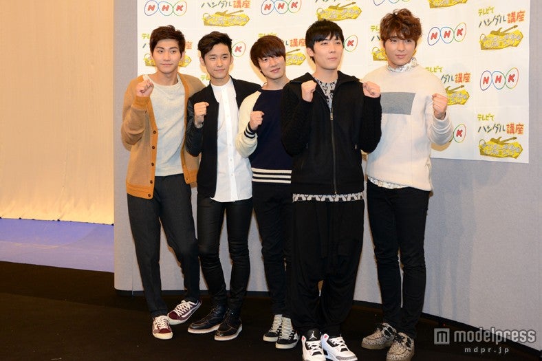 NHK・Eテレ「テレビでハングル講座」（毎週月曜よる10時より）に3月31日放送分よりレギュラー出演するFTISLAND(左より)ソン・スンヒョン、イ・ジェジン、チェ・ミンファン、イ・ホンギ、チェ・ジョンフン