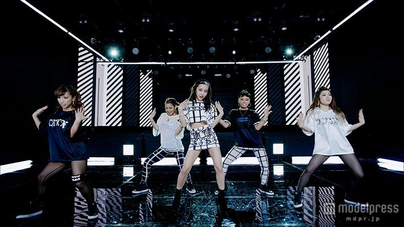 板野友美7thシングル「Gimme Gimme Luv」MVより（C）キングレコード