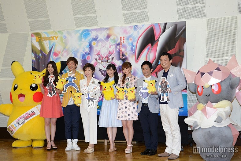 （左より）足立梨花、山寺宏一、三田佳子、渡辺麻友、中川翔子、中川家