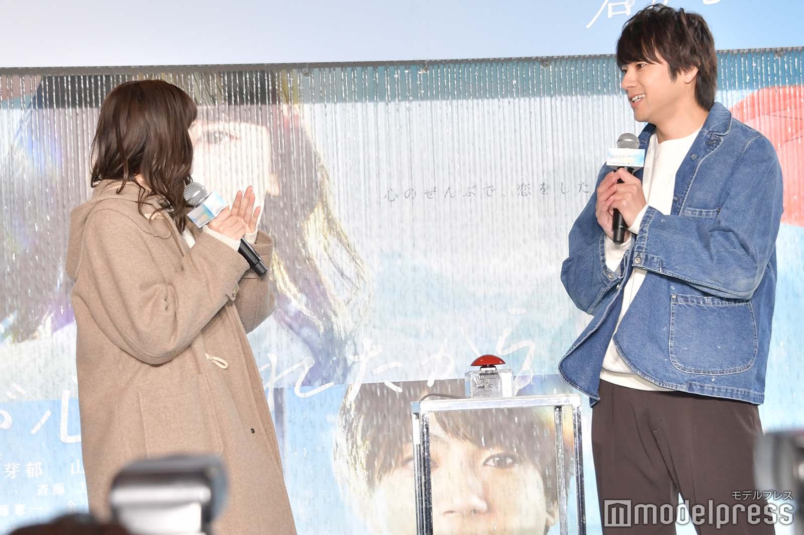 予想外の演出に思わず笑みをこぼす永野芽郁、山田裕貴（C）モデルプレス