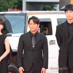 （左から）松岡茉優、岡田准一、坂口健太郎 （C）モデルプレス