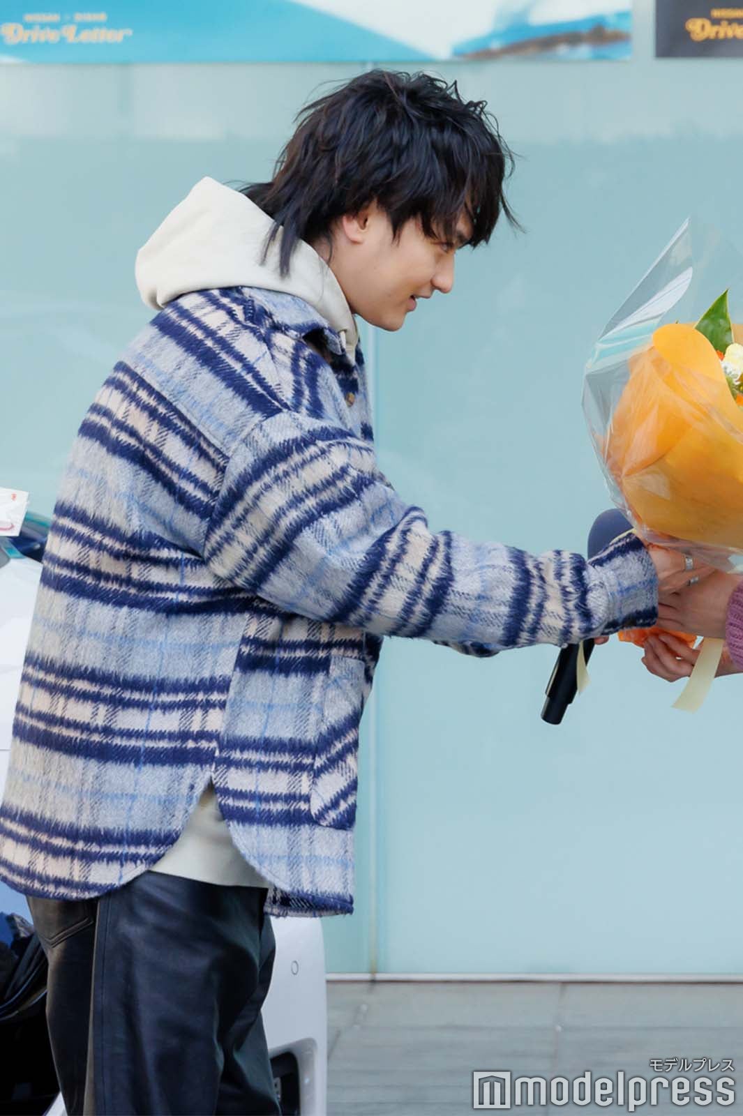 ファンにプレゼントを渡す橘柊生（C）モデルプレス
