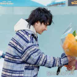 ファンにプレゼントを渡す橘柊生（C）モデルプレス