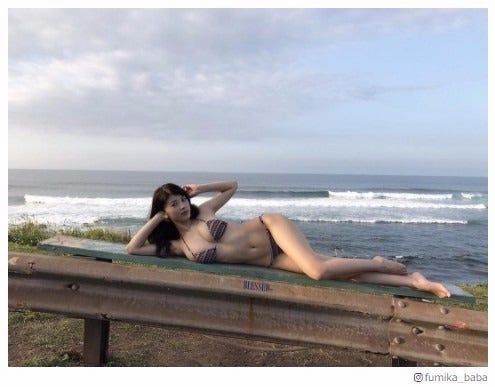 馬場ふみか、ビキニで寝そべる姿に「胸がこぼれそう」「セクシーダイナマイトボディ」の声