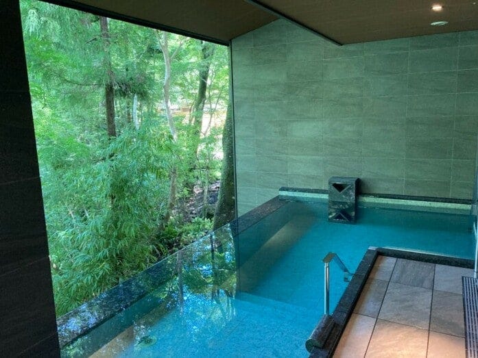 緑が映り込んで美しい貸切露天風呂「川音の湯」