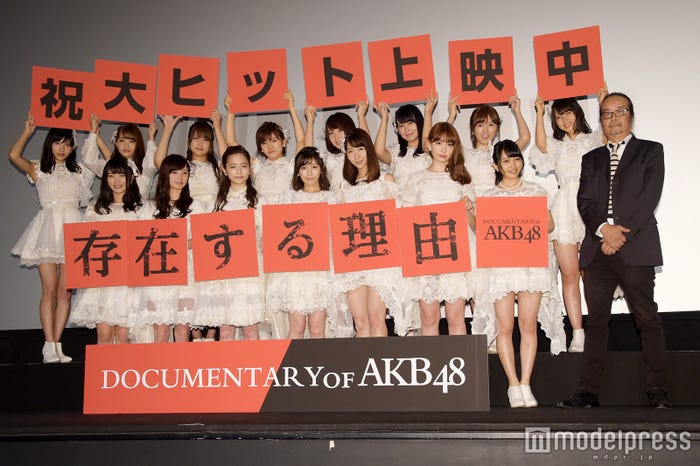 (前列左から)横山由依、武藤十夢、島崎遥香、渡辺麻友、柏木由紀、小嶋陽菜、向井地美音、石原真監督(後列左から)谷口めぐ、加藤玲奈、入山杏奈、岡田奈々、高橋朱里、小嶋真子、大島涼花、村山彩希(C)モデルプレス