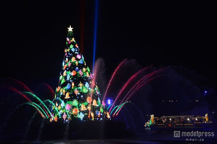ディズニーシー 巨大クリスマスツリーが出現 幻想的なムードにうっとり モデルプレス