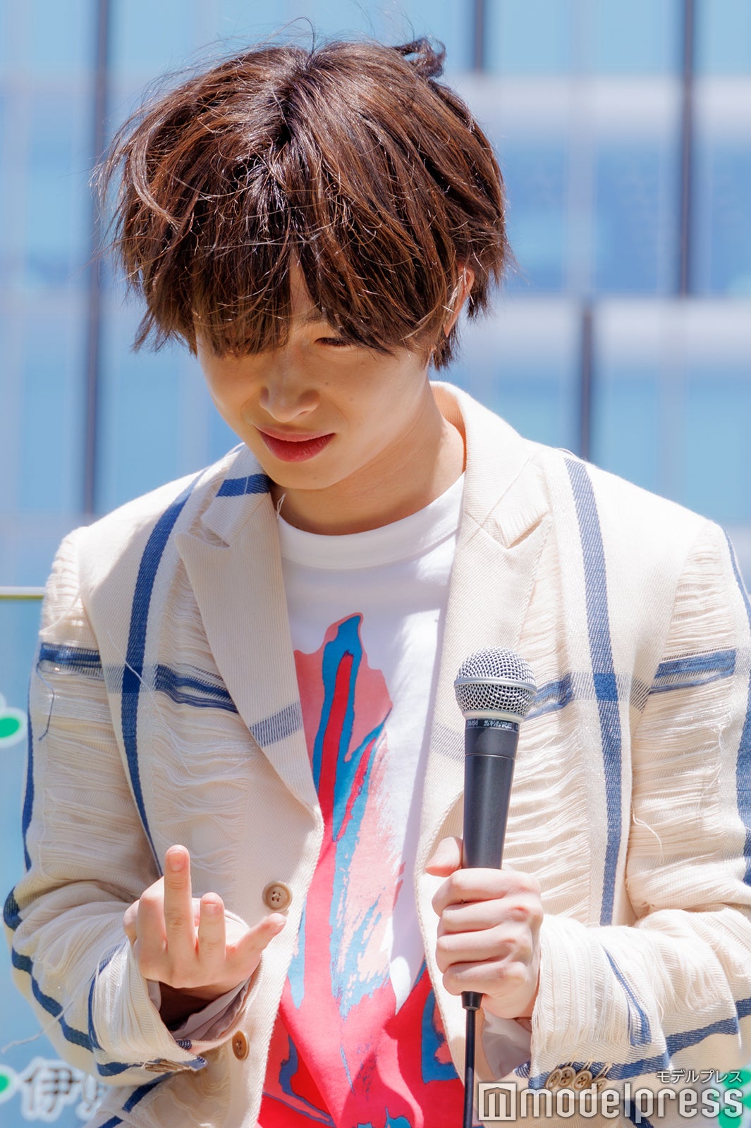 俳句を指を折りながら考える曽田陵介（C）モデルプレス